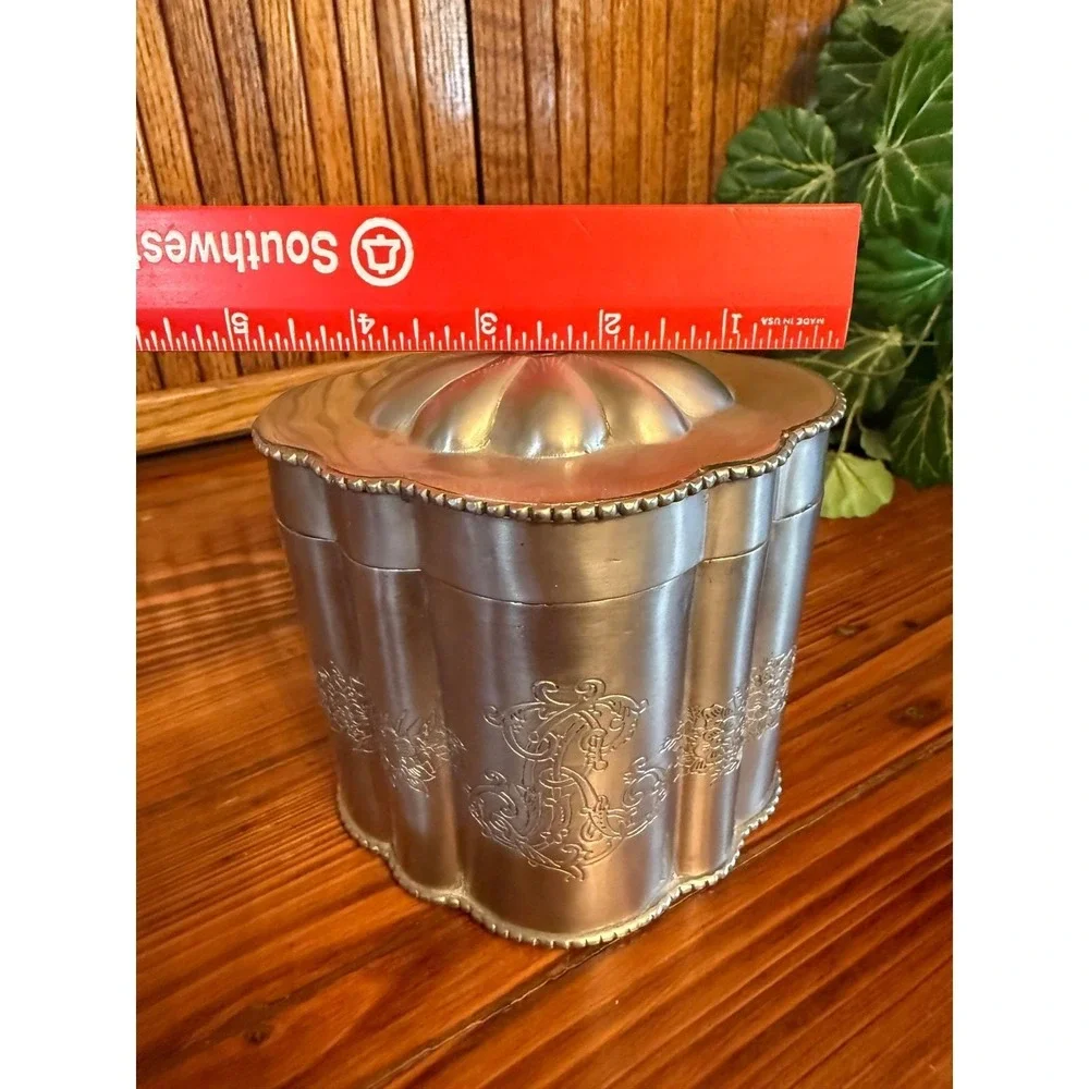 Tea Caddy Canister Unisex OS Silver Excellent Engraved Scalloped Metal